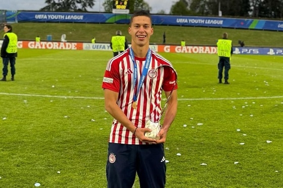 Ο Πασχάλης Τουφάκης στην Ελβετία, με το ευρωπαϊκό τρόπαιο του Ολυμπιακού.